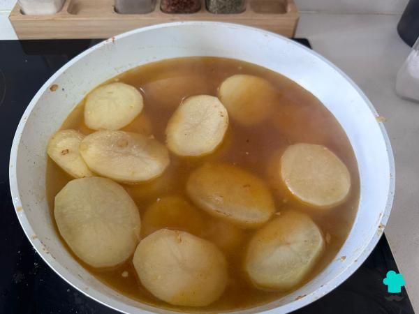 Receta de Merluza con guisantes y patatas: un guiso casero sencillo, económico y reconfortante - Paso 8