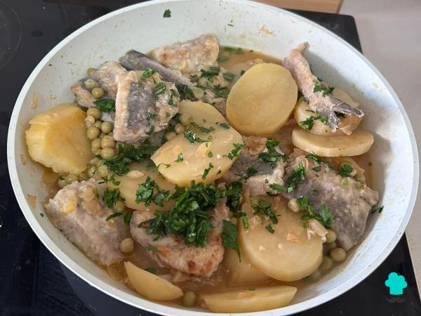 Receta de Merluza con guisantes y patatas: un guiso casero sencillo, económico y reconfortante - Paso 10
