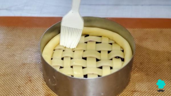 Receta de Cherry pie o tarta de cerezas: el clásico americano con relleno jugoso y masa crujiente - Paso 8