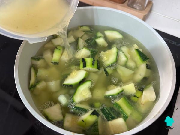 Receta de Crema fría de calabacín: fácil, cremosa y ligera, sin quedar pesada - Paso 6
