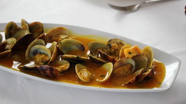 Isabel Muñoz, cocinera: “Para que las almejas a la marinera estén más sabrosas, no uses fumet, mejor añade vino blanco y maicena” - El resultado: unas almejas con una salsa espesa perfecta para mojar pan