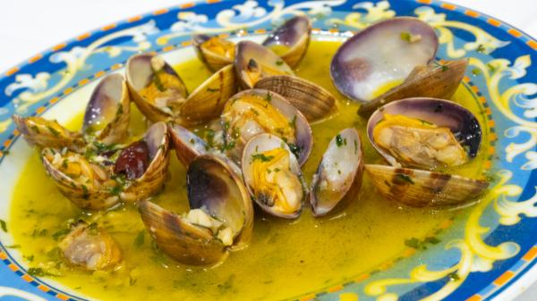 Isabel Muñoz, cocinera: “Para que las almejas a la marinera estén más sabrosas, no uses fumet, mejor añade vino blanco y maicena” - Los ingredientes que necesitas para preparar las almejas a la marinera de Isabel