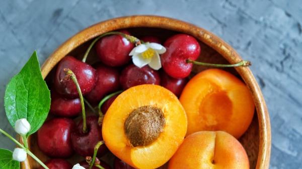 Mucho más que vitaminas: las cinco frutas de primavera que combaten la inflamación y cuidan tu corazón - Albaricoques y cerezas: el dúo de la temporada que reduce el colesterol