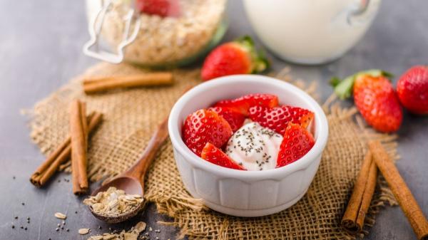 Mucho más que vitaminas: las cinco frutas de primavera que combaten la inflamación y cuidan tu corazón - El efecto antiinflamatorio de las fresas en tu desayuno