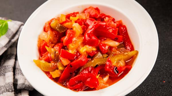 7 formas deliciosas de cocinar pimientos con recetas fáciles y tradicionales - Asadillo manchego, el plato tradicional que merece volver a nuestras mesas