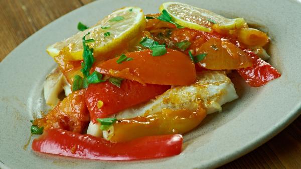 7 formas deliciosas de cocinar pimientos con recetas fáciles y tradicionales - Bacalao y pimientos asados, una combinación que nunca decepciona