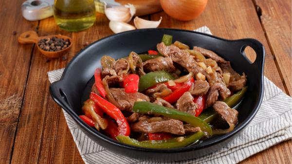 7 formas deliciosas de cocinar pimientos con recetas fáciles y tradicionales - Pimientos con ternera, la receta que siempre triunfa en los restaurantes chinos