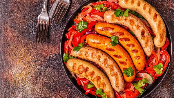 7 formas deliciosas de cocinar pimientos con recetas fáciles y tradicionales - Salchichas con pimientos, un guiso lleno de sabor que querrás repetir