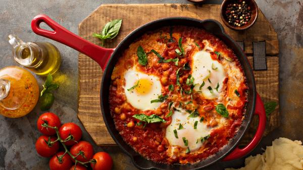 7 formas deliciosas de cocinar pimientos con recetas fáciles y tradicionales - Shakshuka, la receta de Oriente Medio que conquista cada vez a más cocineros