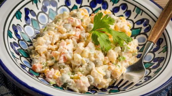 Irene Larraz, cocinera: “Para una ensaladilla más rica y saludable no uses mayonesa ni atún, mejor añade garbanzos de bote, pollo y 2 huevos” - Todos los ingredientes para preparar esta ensaladilla de garbanzos, pollo y huevo en casa
