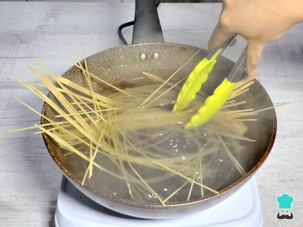 Receta de Tallarines con mantequilla y ajo - Paso 1