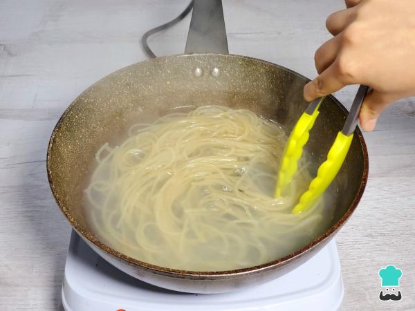 Receta de Tallarines con mantequilla y ajo - Paso 2