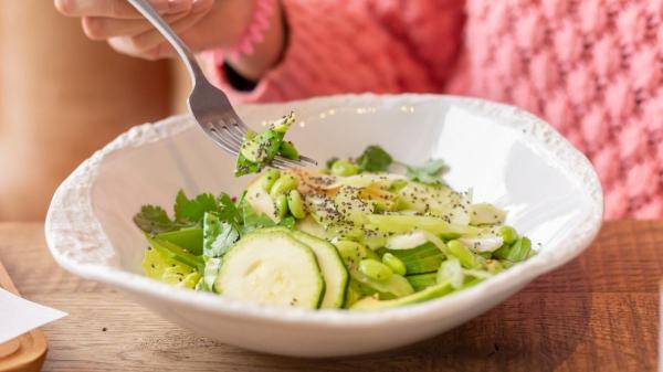 La dieta que cuida tu piel en primavera: alimentos que ayudan a protegerla cuando aumenta la exposición solar - La hidratación y los minerales son un soporte esencial para tu piel en primavera