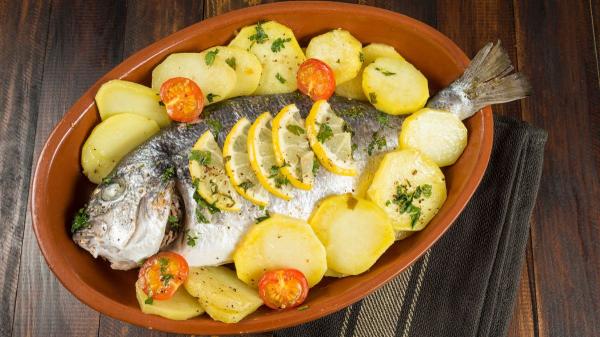 Los chefs coinciden: “Para que el pescado al horno quede jugoso, cocina primero las patatas y añade el pescado al final” - Cómo preparar un sabroso pescado al horno con patatas paso a paso