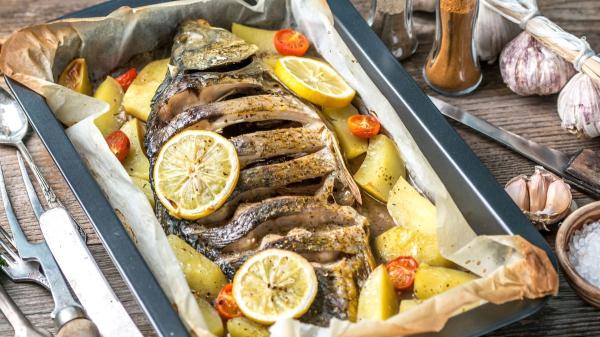 Los chefs coinciden: “Para que el pescado al horno quede jugoso, cocina primero las patatas y añade el pescado al final” - El truco de los chefs para que el pescado al horno quede jugoso