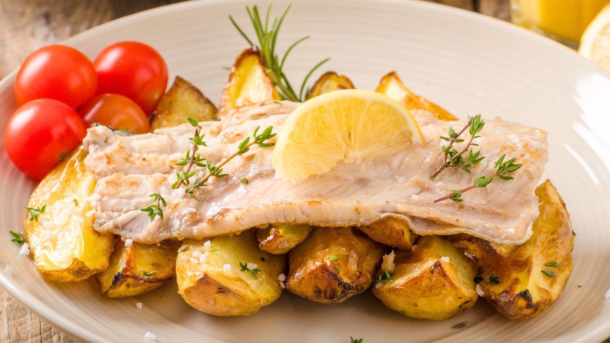 Los chefs coinciden: “Para que el pescado al horno quede jugoso, cocina primero las patatas y añade el pescado al final”