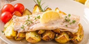 Los chefs coinciden: “Para que el pescado al horno quede jugoso, cocina primero las patatas y añade el pescado al final”