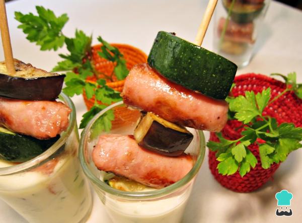 Receta de Pintxos de salchicha con salsa de yoghurt