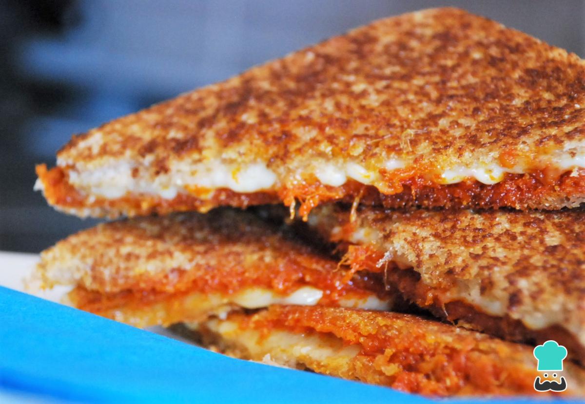 Receta de Bocadillo mallorquín - Con sobradas y queso fundido