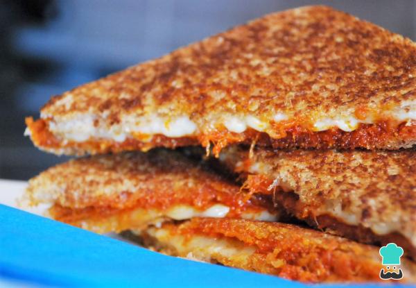 Receta de Sándwich mallorquín - Con sobradas y queso fundido