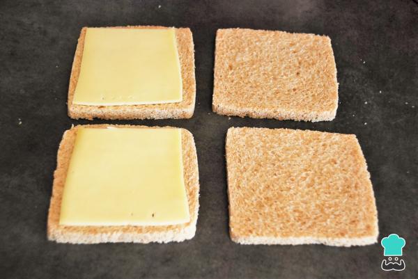 Receta de Sándwich mallorquín - Con sobradas y queso fundido - Paso 2