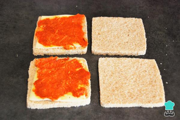 Receta de Sándwich mallorquín - Con sobradas y queso fundido - Paso 3