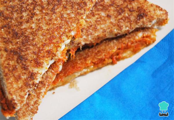 Receta de Sándwich mallorquín - Con sobradas y queso fundido - Paso 6