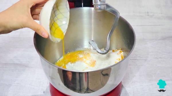 Receta de Coca de San Juan fácil y esponjosa: el secreto para que quede tierna durante días - Paso 1