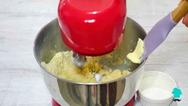 Receta de Coca de San Juan fácil y esponjosa: el secreto para que quede tierna durante días - Paso 2