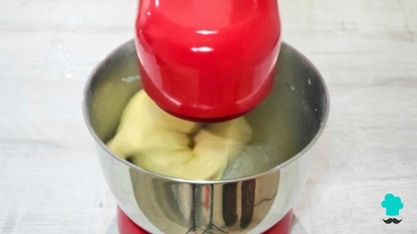 Receta de Coca de San Juan fácil y esponjosa: el secreto para que quede tierna durante días - Paso 3