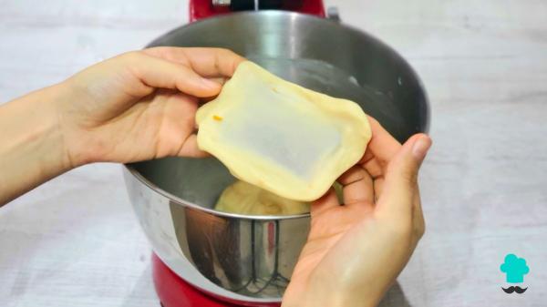 Receta de Coca de San Juan fácil y esponjosa: el secreto para que quede tierna durante días - Paso 4