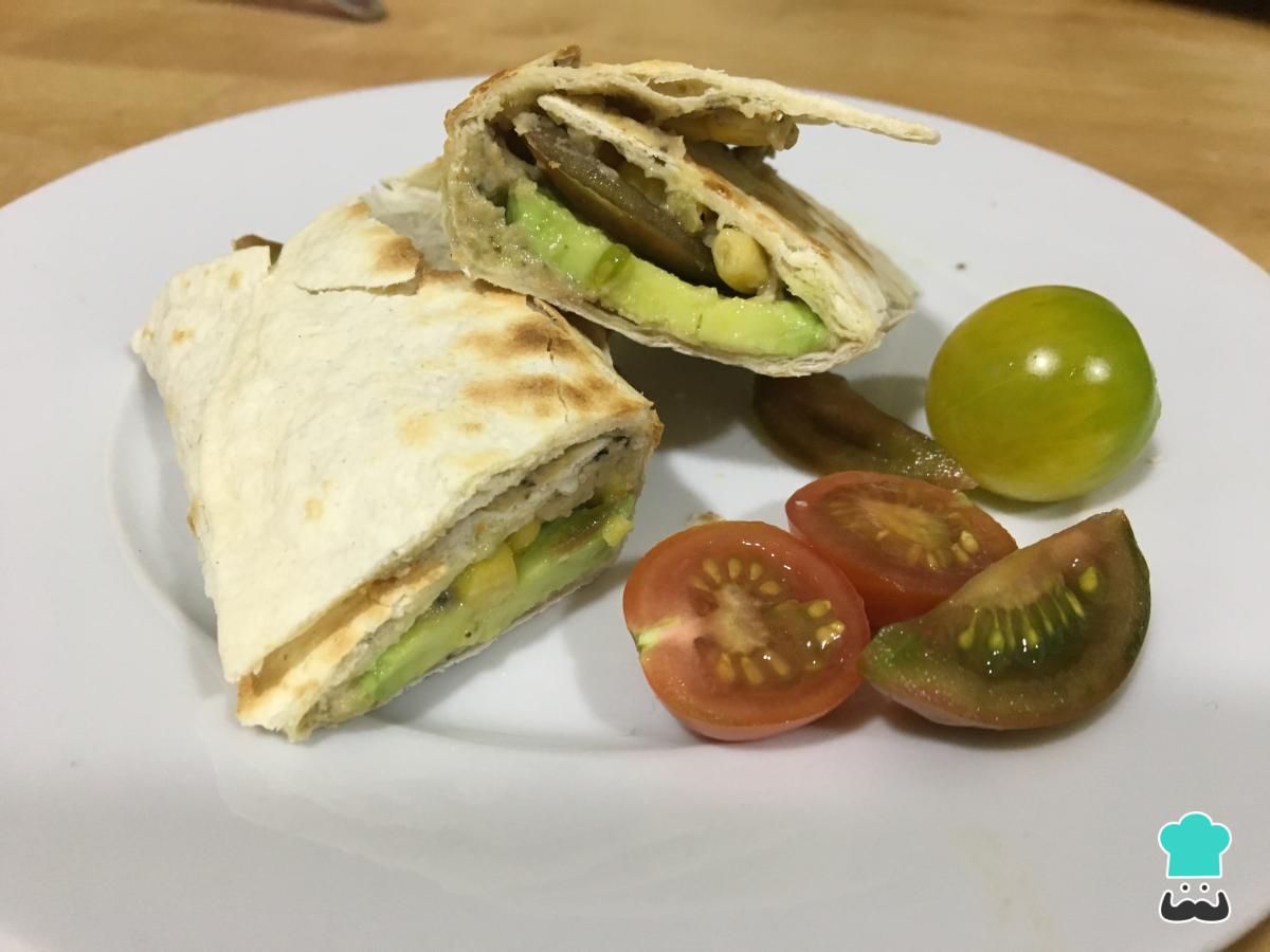 Receta de Wrap de hummus y aguacate