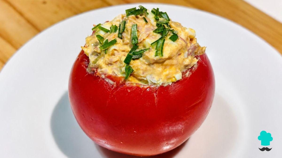 Receta de Tomates rellenos de atún y huevo: fáciles, sabrosos y con un relleno muy cremoso