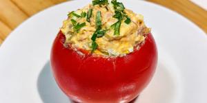 Receta de Tomates rellenos de atún y huevo: fáciles, sabrosos y con un relleno muy cremoso