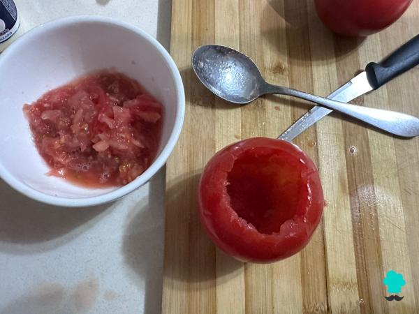 Receta de Tomates rellenos de atún y huevo: fáciles, sabrosos y con un relleno muy cremoso - Paso 2