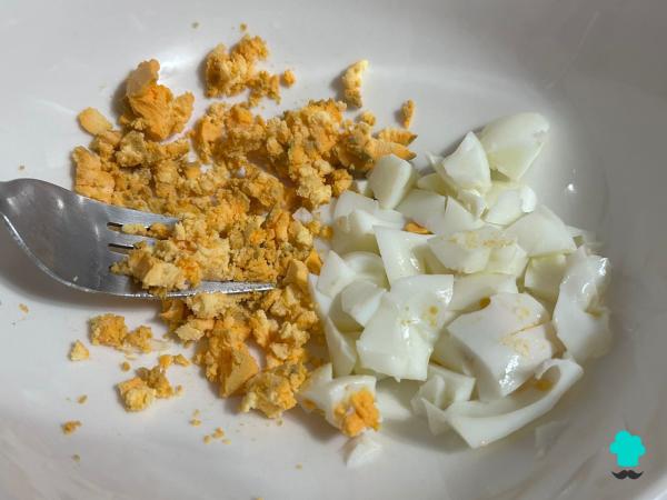 Receta de Tomates rellenos de atún y huevo: fáciles, sabrosos y con un relleno muy cremoso - Paso 3
