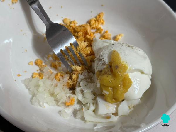 Receta de Tomates rellenos de atún y huevo: fáciles, sabrosos y con un relleno muy cremoso - Paso 5