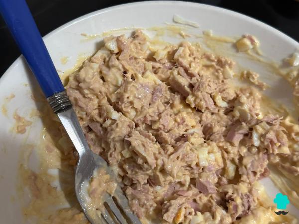 Receta de Tomates rellenos de atún y huevo: fáciles, sabrosos y con un relleno muy cremoso - Paso 6