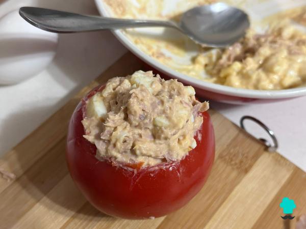 Receta de Tomates rellenos de atún y huevo: fáciles, sabrosos y con un relleno muy cremoso - Paso 7
