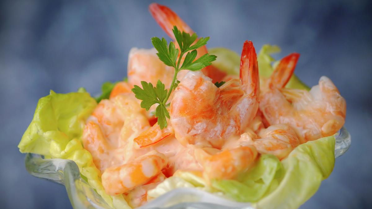 El cóctel de gambas de toda la vida, pero con un truco en la salsa rosa que lo hace irresistible: "Añadir este ingrediente le dará un sabor más intenso"