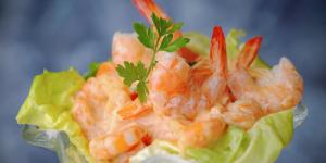 El cóctel de gambas de toda la vida, pero con un truco en la salsa rosa que lo hace irresistible: "Añadir este ingrediente le dará un sabor más intenso"