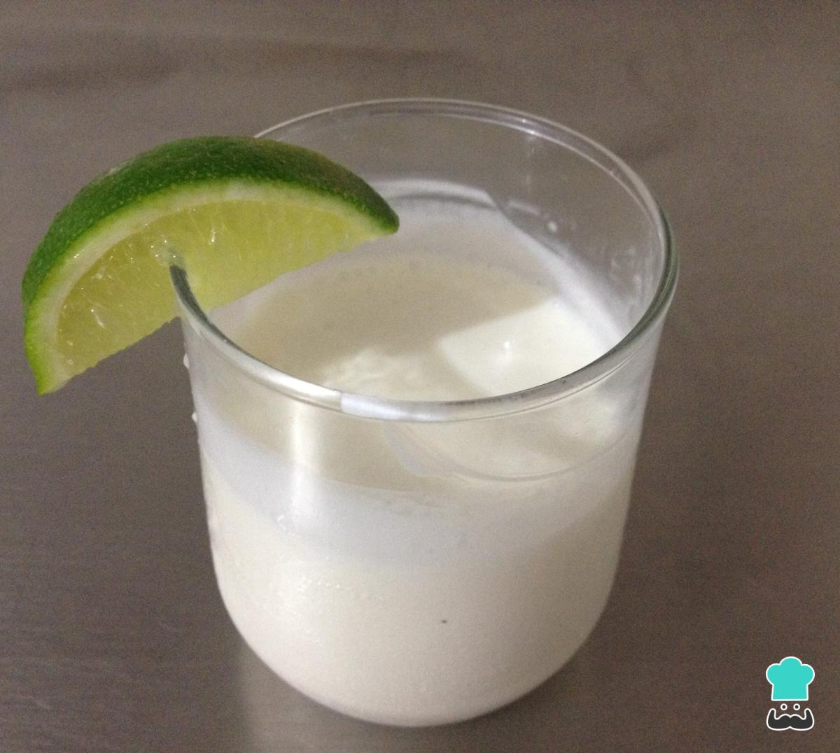 Batido de helado de vainilla y limón