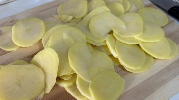 Receta de Tortilla de patatas con espinacas: fácil, saludable y muy jugosa en pocos minutos - Paso 1