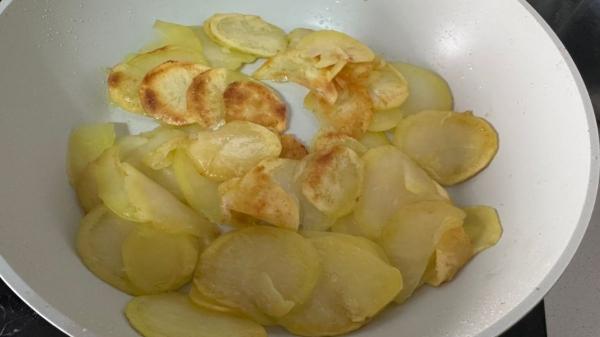 Receta de Tortilla de patatas con espinacas: fácil, saludable y muy jugosa en pocos minutos - Paso 2