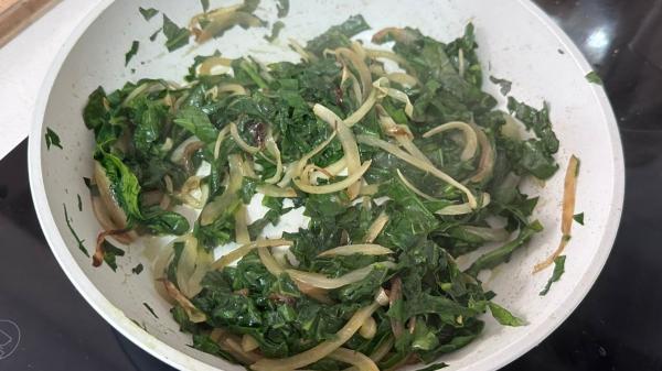 Receta de Tortilla de patatas con espinacas: fácil, saludable y muy jugosa en pocos minutos - Paso 5