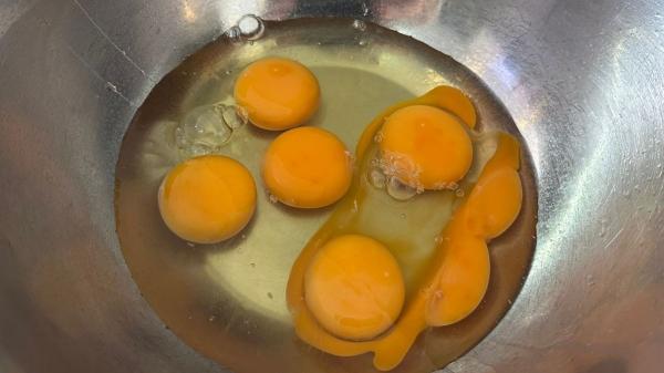 Receta de Tortilla de patatas con espinacas: fácil, saludable y muy jugosa en pocos minutos - Paso 6