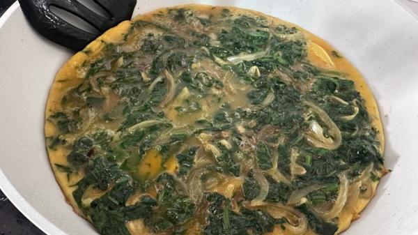 Receta de Tortilla de patatas con espinacas: fácil, saludable y muy jugosa en pocos minutos - Paso 8