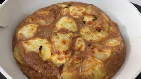 Receta de Tortilla de patatas con espinacas: fácil, saludable y muy jugosa en pocos minutos - Paso 9