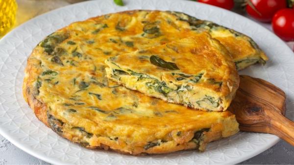 Receta de Tortilla de patatas con espinacas: fácil, saludable y muy jugosa en pocos minutos - Paso 10