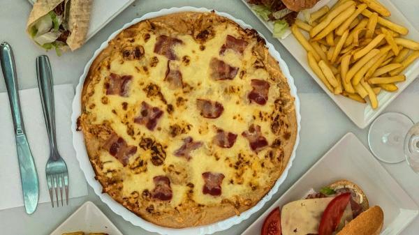 Científicos españoles lo confirman: carnes rojas, fritos y alcohol empeoran el sueño, pero el pescado azul, el aceite de oliva y los hidratos de carbono lo mejoran - Estas son las cenas que peor sientan al sueño y el descanso